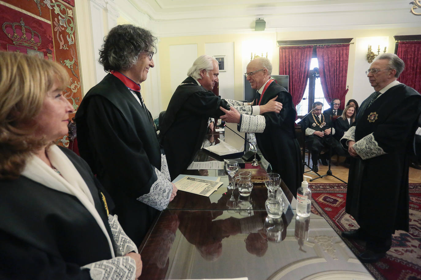 El presidente del Tribunal Superior de Justicia de Castilla y León, José Luis Concepción, preside el acto de imposición de condecoraciones de la Orden de San Raimundo de Peñafort a magistrados de la Audiencia Provincial de León. En la imagen, recibe la Cruz Distinguida de 1ª Clase el magistrado jubilado de la Sección Tercera de la Audiencia Provincial, Teodoro González