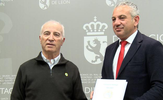 El presidente de la Asociación de Amigos del Camino de Santiago Pulchra Leonina entrega al diputado de Turismo la memoria de 2022.