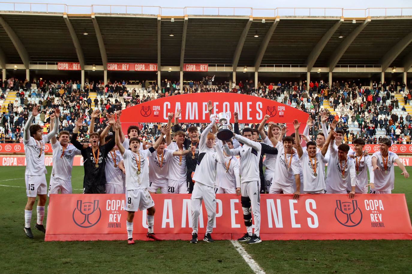 Real Madrid y Almería disputaron la final de este torneo en el estadio Reino de León, con victoria madridista