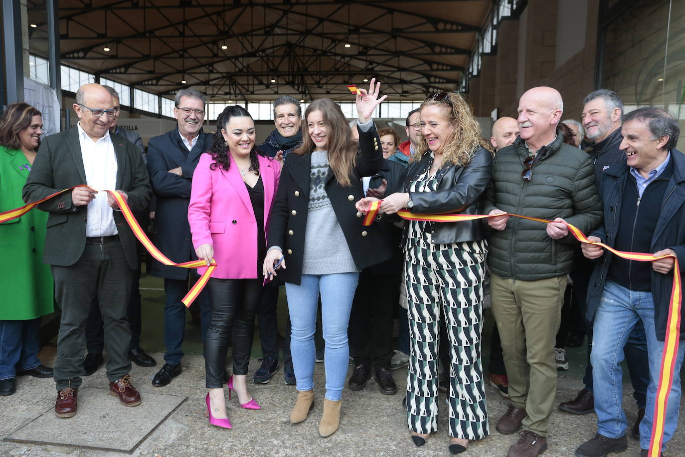 La delegada territorial de la Junta en León, Ester Muñoz, inaugura la XXV Muestra de gallos de pluma y mosca artificial.