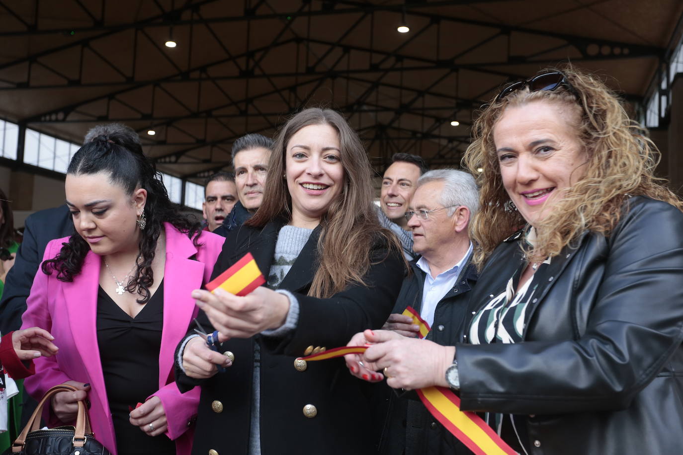 La delegada territorial de la Junta en León, Ester Muñoz, inaugura la XXV Muestra de gallos de pluma y mosca artificial.