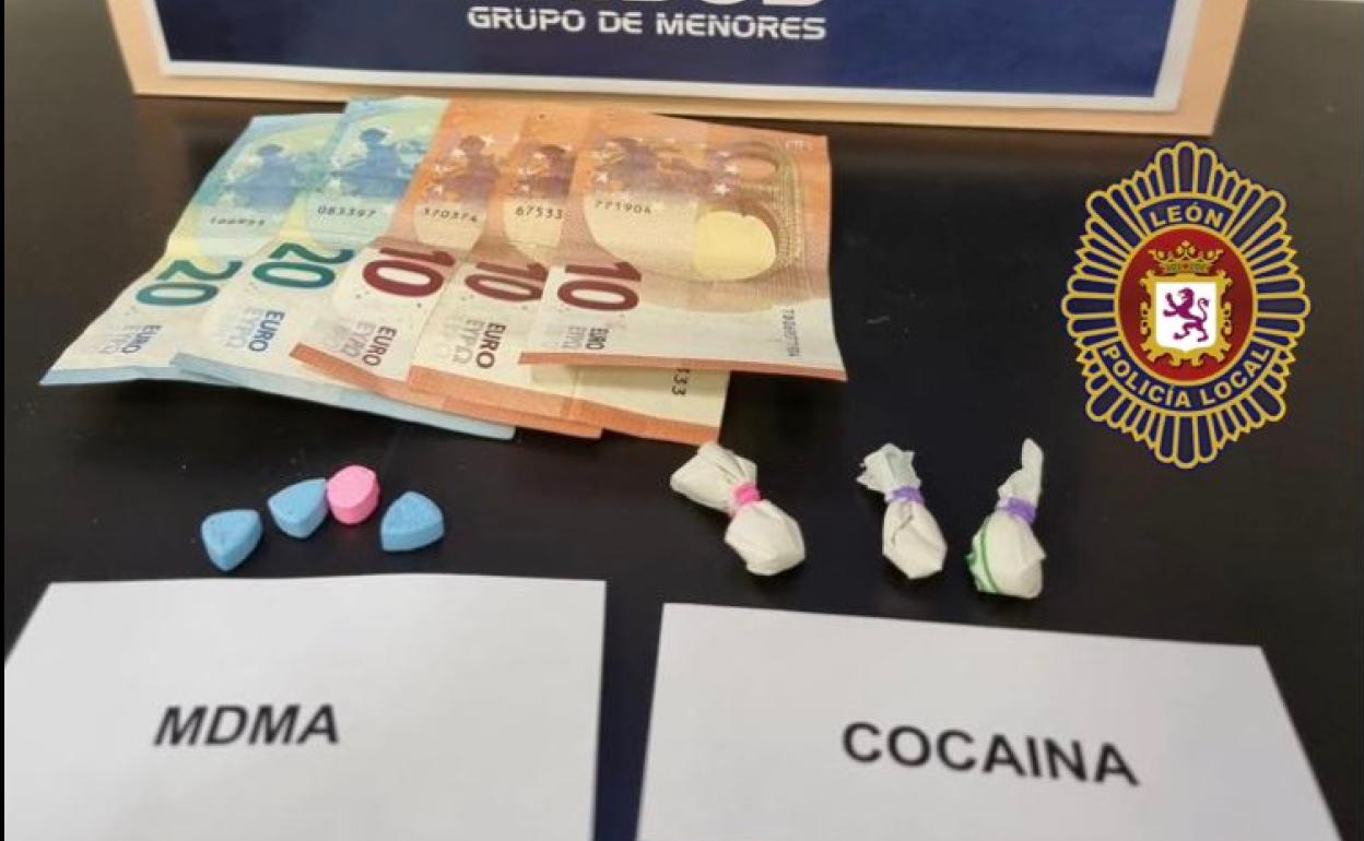 Imagen del dinero y las sustancias incautadas tras la detención. 