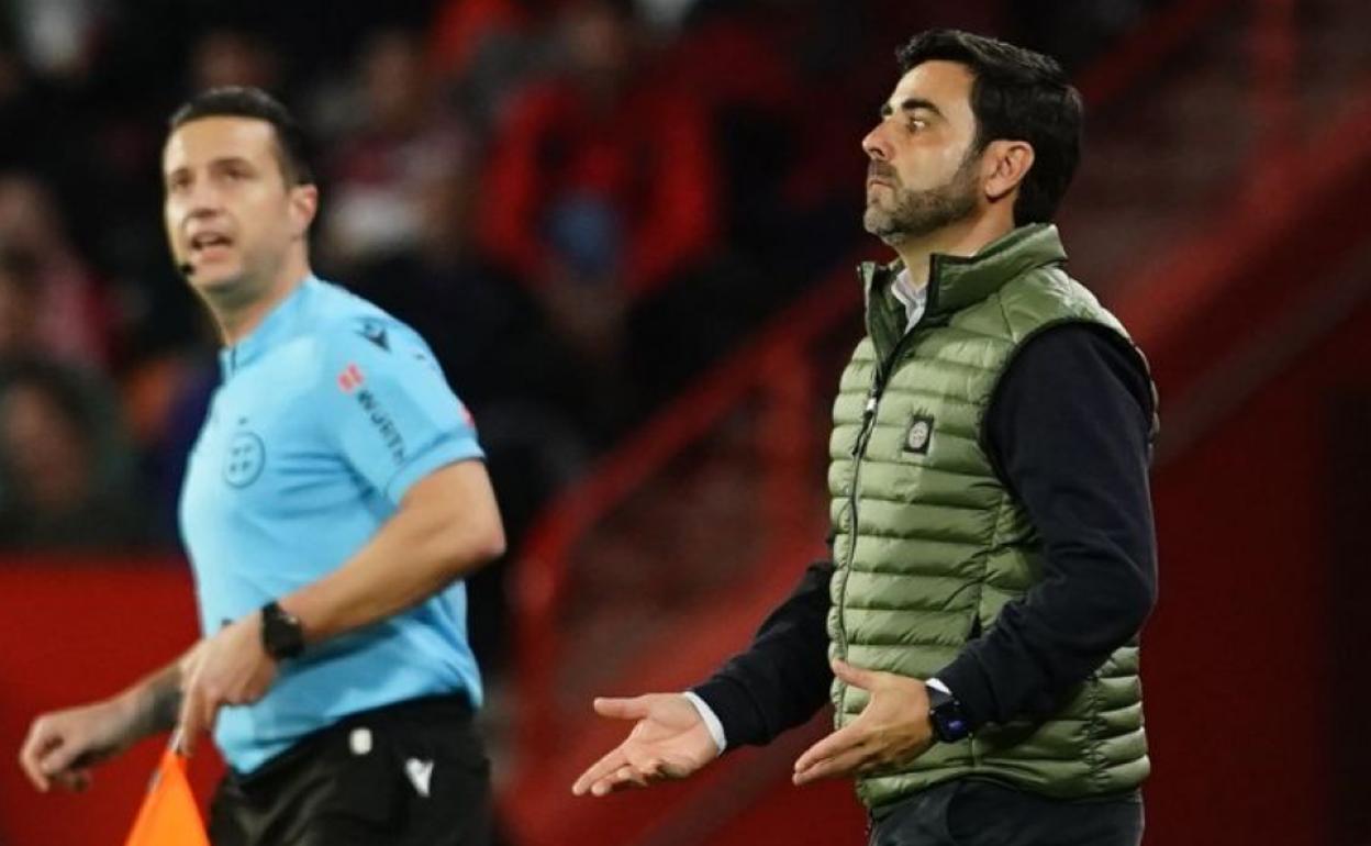 David Gallego, técnico de la Deportiva, en el Nuevo Los Cármenes.