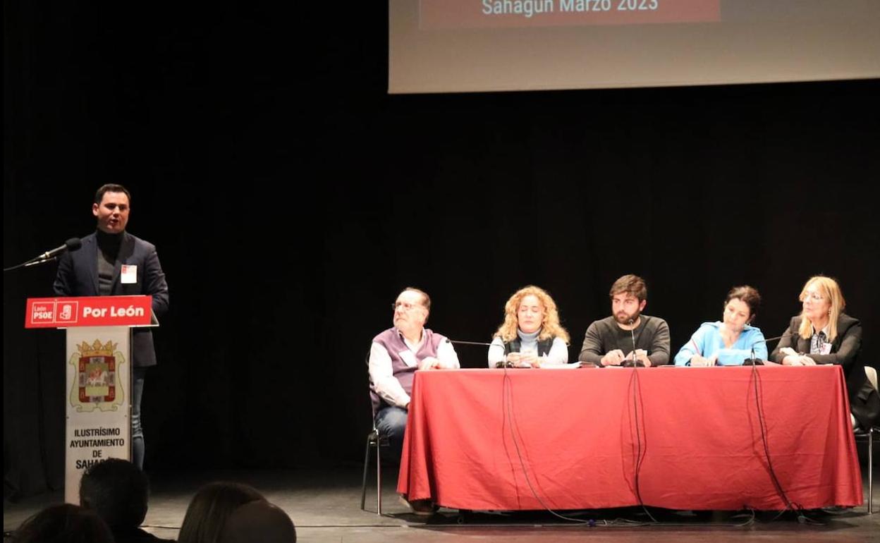 El PSOE de León, encabezado por su secretario general Javier Alfonso Cendón, ha celebrado este domingo en Sahagún un Comité Provincial Extraordinario,