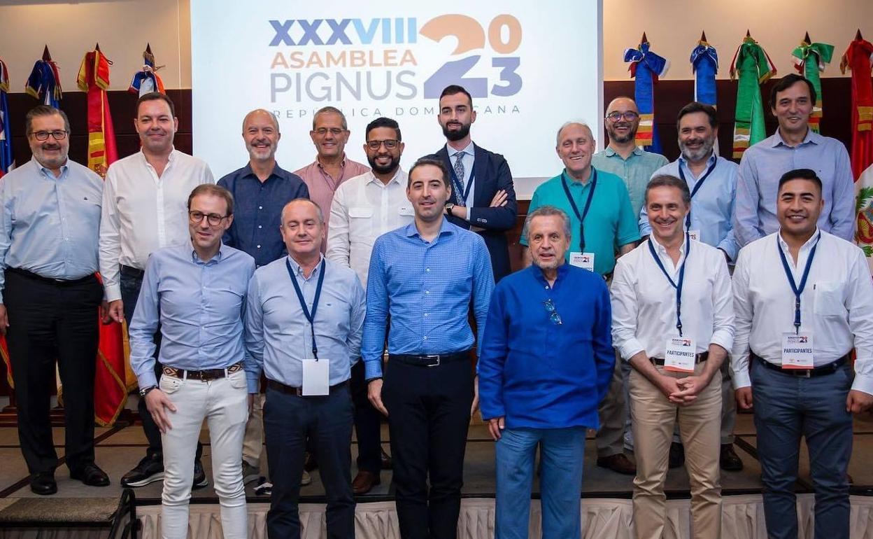 Representantes de algunas de las entidades de crédito social durante el acto de clausura de la XXXVIII Asamblea General de PIGNUS celebrada este viernes en Santo Domingo (República Dominicana)