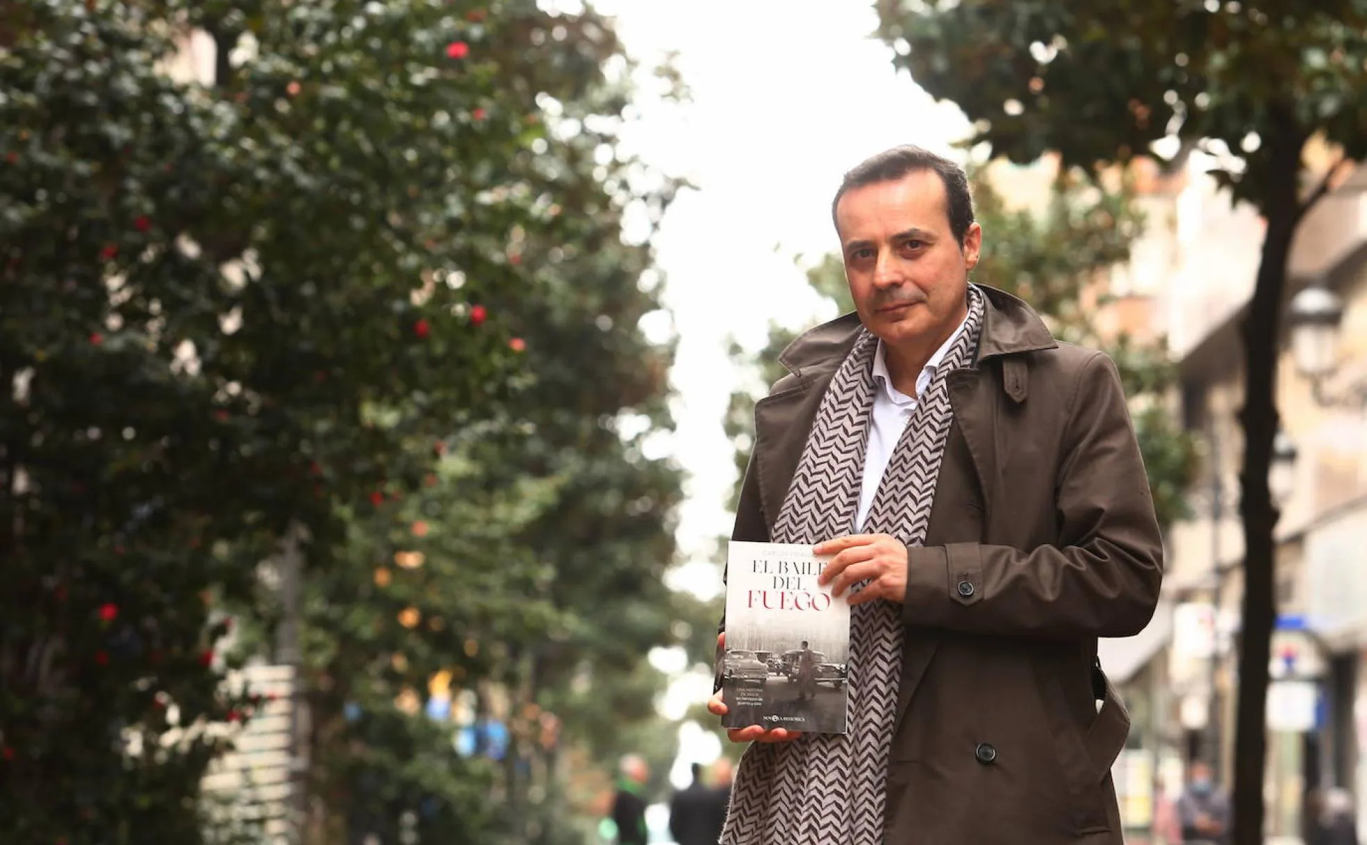 El berciano Carlos Fidalgo publica su cuarta novela, 'El baile del fuego', ambientada en parte en centro de la ciudad de Ponferrada.
