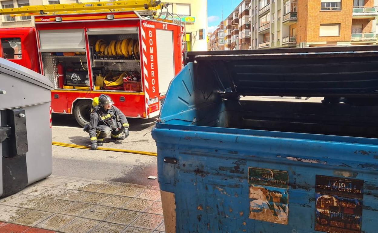 Un fuego en un contenedor moviliza a los bomberos de León.