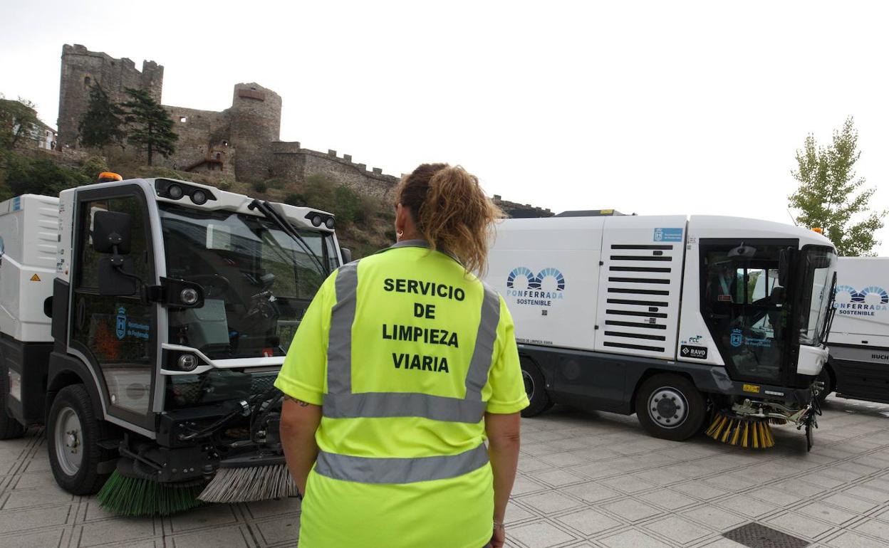Imagen de una operaria del servicio de limpieza viaria de Ponferrada.