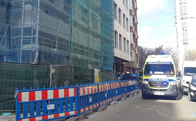 Efectivos de Emergencias Sacyl en el lugar del suceso en la calle Colón. 