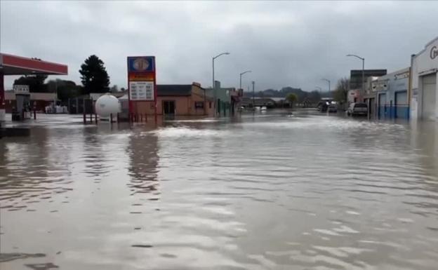 Evacuadas miles de personas en California tras reventar el dique de un río a causa de un temporal de lluvia. 