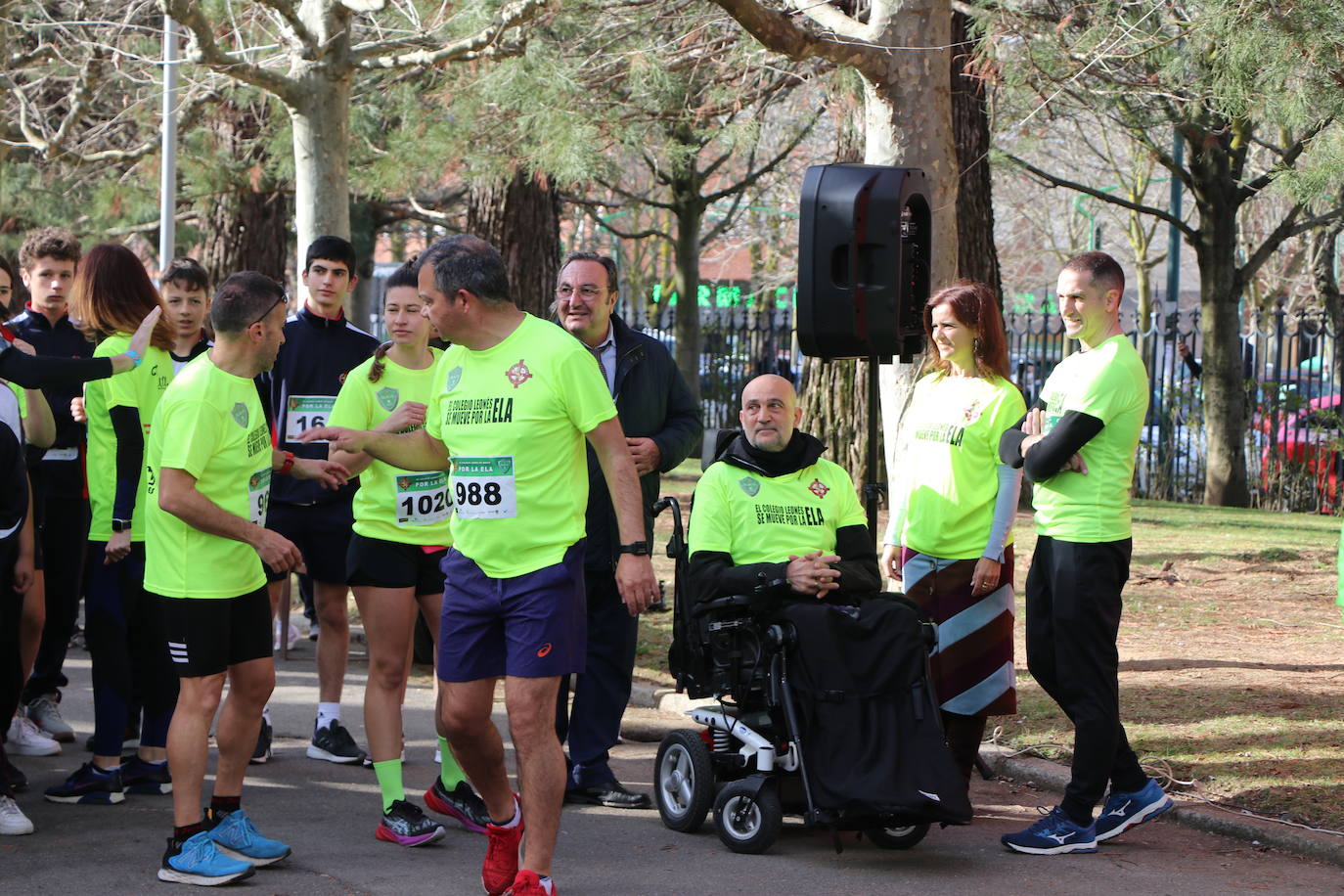 Más de un millar de alumnos del Colegio Leonés llenan de solidaridad el parque de los Reyes en una jornada para dar visibilidad a la Esclerosis Lateral Amiotrófica y reclamar investigacin | La carrera ha contado con la presencia de Urbano González, exalumno del centro y diagnosticado de ELA.