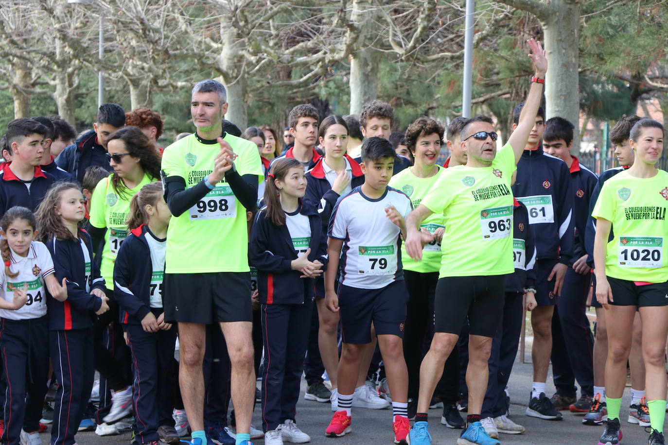 Más de un millar de alumnos del Colegio Leonés llenan de solidaridad el parque de los Reyes en una jornada para dar visibilidad a la Esclerosis Lateral Amiotrófica y reclamar investigacin | La carrera ha contado con la presencia de Urbano González, exalumno del centro y diagnosticado de ELA.