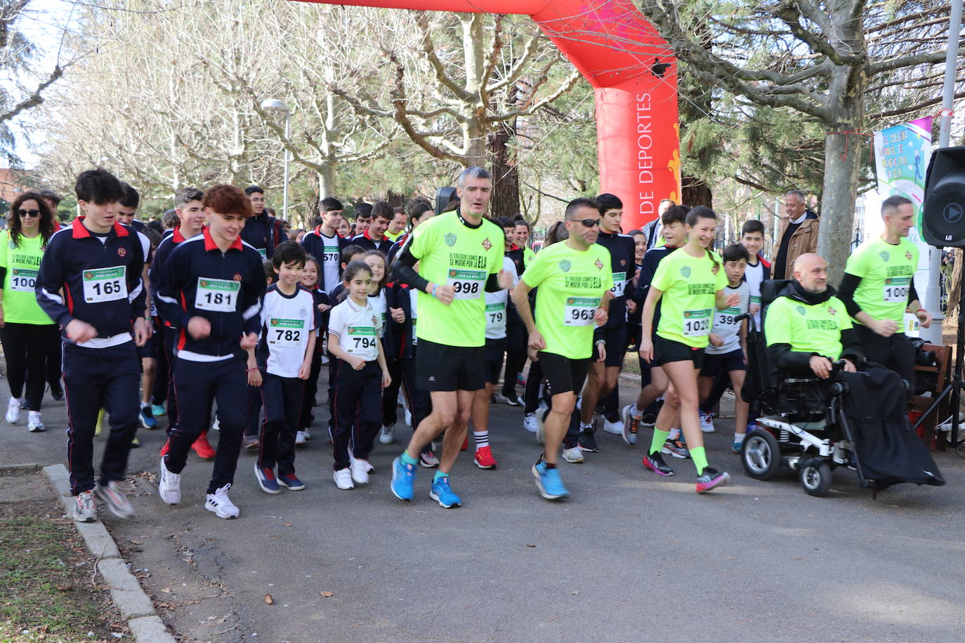 Más de un millar de alumnos del Colegio Leonés llenan de solidaridad el parque de los Reyes en una jornada para dar visibilidad a la Esclerosis Lateral Amiotrófica y reclamar investigacin | La carrera ha contado con la presencia de Urbano González, exalumno del centro y diagnosticado de ELA.