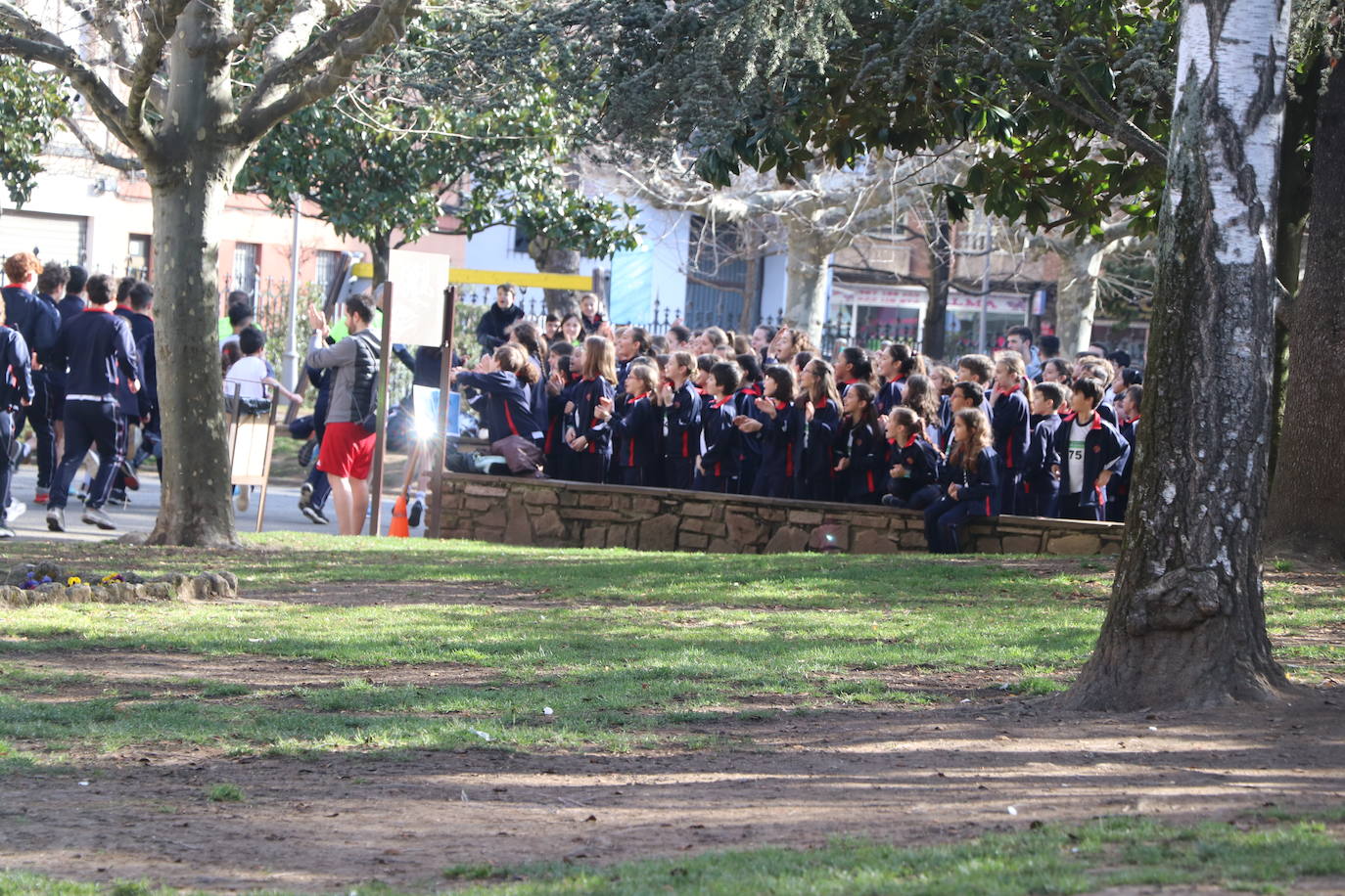 Más de un millar de alumnos del Colegio Leonés llenan de solidaridad el parque de los Reyes en una jornada para dar visibilidad a la Esclerosis Lateral Amiotrófica y reclamar investigacin | La carrera ha contado con la presencia de Urbano González, exalumno del centro y diagnosticado de ELA.