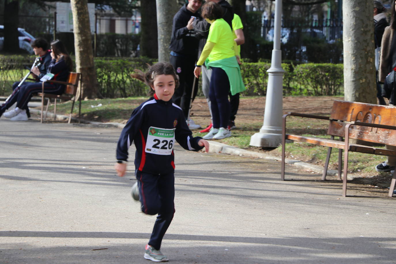 Más de un millar de alumnos del Colegio Leonés llenan de solidaridad el parque de los Reyes en una jornada para dar visibilidad a la Esclerosis Lateral Amiotrófica y reclamar investigacin | La carrera ha contado con la presencia de Urbano González, exalumno del centro y diagnosticado de ELA.