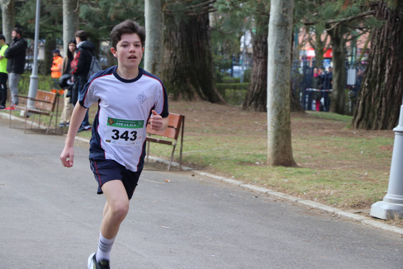 Más de un millar de alumnos del Colegio Leonés llenan de solidaridad el parque de los Reyes en una jornada para dar visibilidad a la Esclerosis Lateral Amiotrófica y reclamar investigacin | La carrera ha contado con la presencia de Urbano González, exalumno del centro y diagnosticado de ELA.