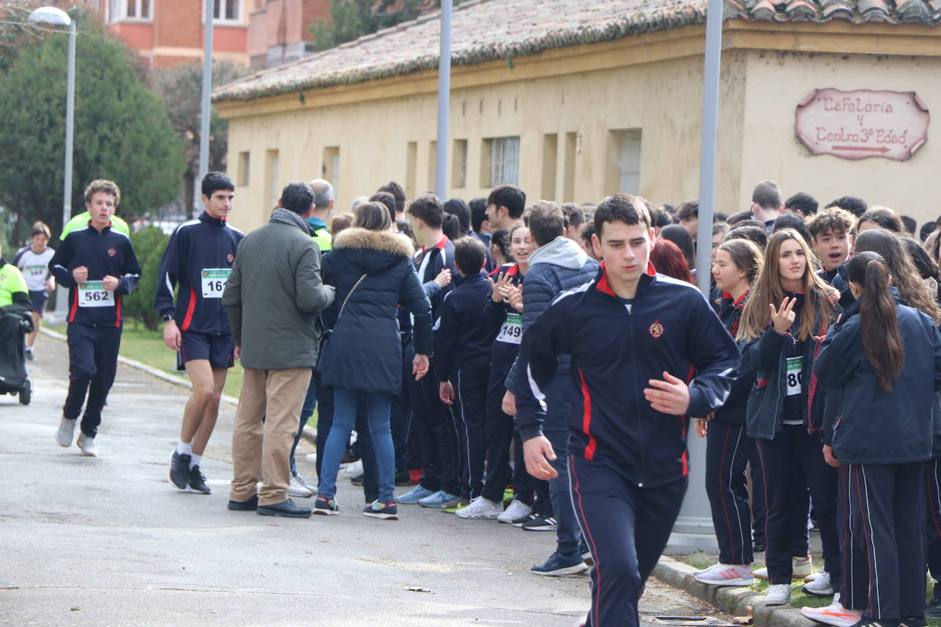 Más de un millar de alumnos del Colegio Leonés llenan de solidaridad el parque de los Reyes en una jornada para dar visibilidad a la Esclerosis Lateral Amiotrófica y reclamar investigacin | La carrera ha contado con la presencia de Urbano González, exalumno del centro y diagnosticado de ELA.