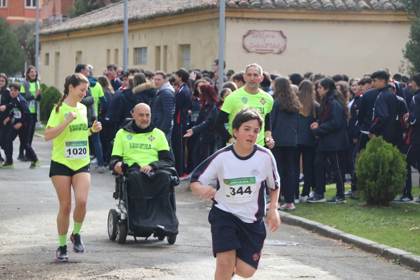 Más de un millar de alumnos del Colegio Leonés llenan de solidaridad el parque de los Reyes en una jornada para dar visibilidad a la Esclerosis Lateral Amiotrófica y reclamar investigacin | La carrera ha contado con la presencia de Urbano González, exalumno del centro y diagnosticado de ELA.