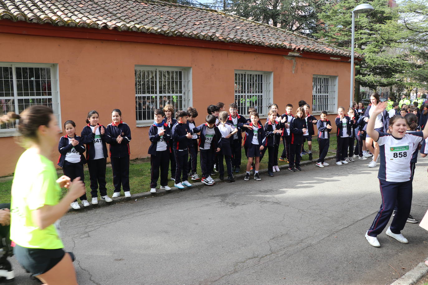 Más de un millar de alumnos del Colegio Leonés llenan de solidaridad el parque de los Reyes en una jornada para dar visibilidad a la Esclerosis Lateral Amiotrófica y reclamar investigacin | La carrera ha contado con la presencia de Urbano González, exalumno del centro y diagnosticado de ELA.