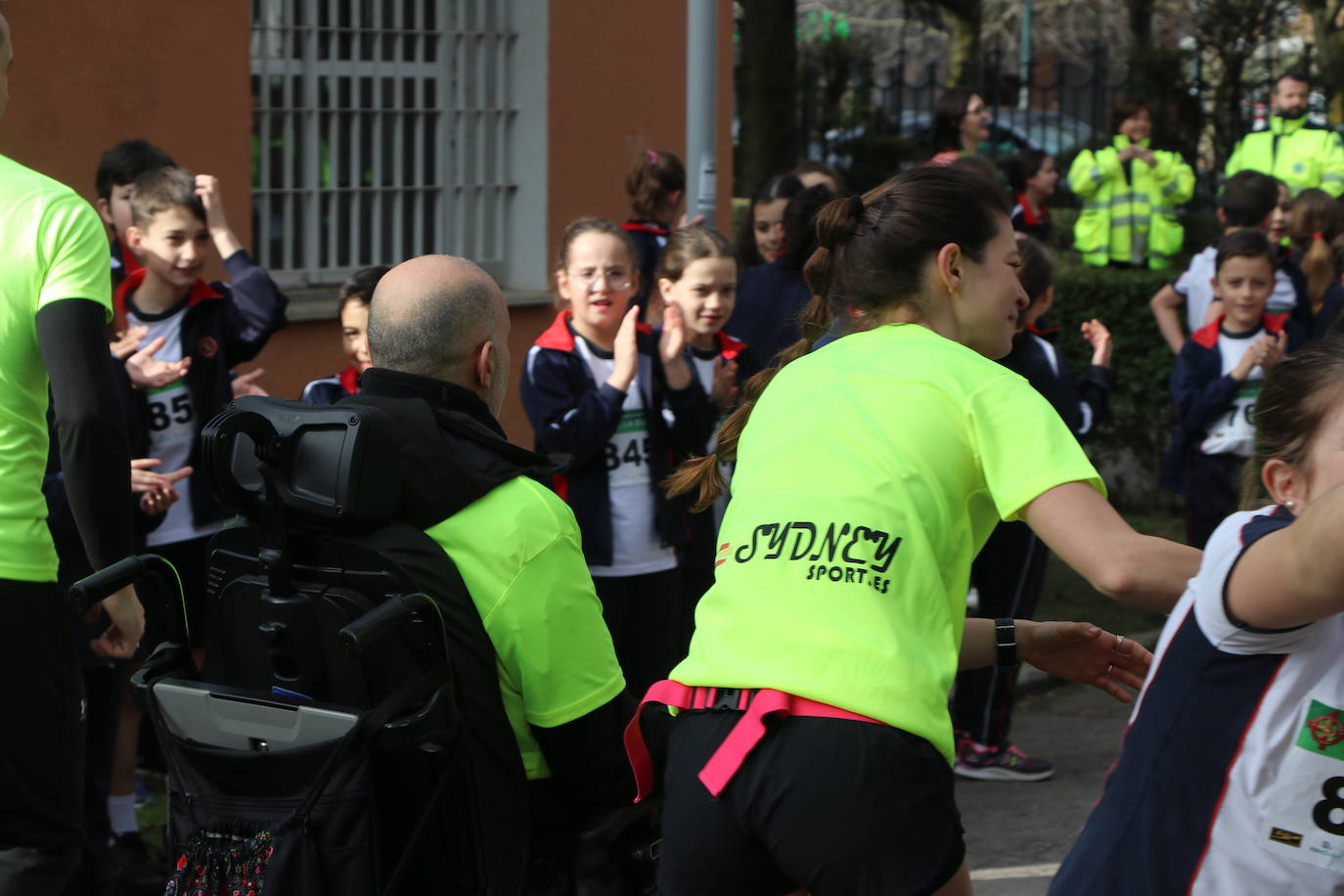 Más de un millar de alumnos del Colegio Leonés llenan de solidaridad el parque de los Reyes en una jornada para dar visibilidad a la Esclerosis Lateral Amiotrófica y reclamar investigacin | La carrera ha contado con la presencia de Urbano González, exalumno del centro y diagnosticado de ELA.