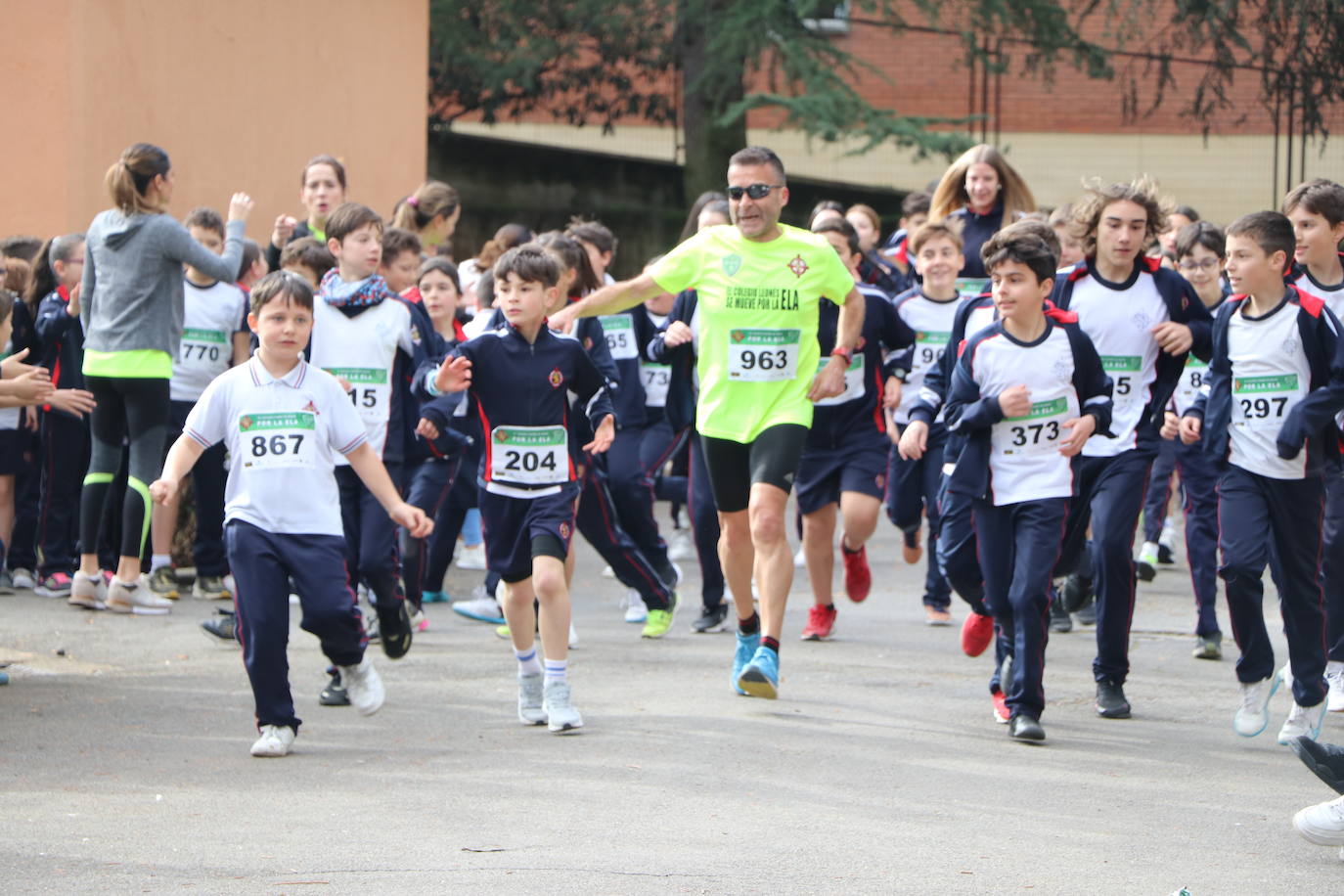 Más de un millar de alumnos del Colegio Leonés llenan de solidaridad el parque de los Reyes en una jornada para dar visibilidad a la Esclerosis Lateral Amiotrófica y reclamar investigacin | La carrera ha contado con la presencia de Urbano González, exalumno del centro y diagnosticado de ELA.