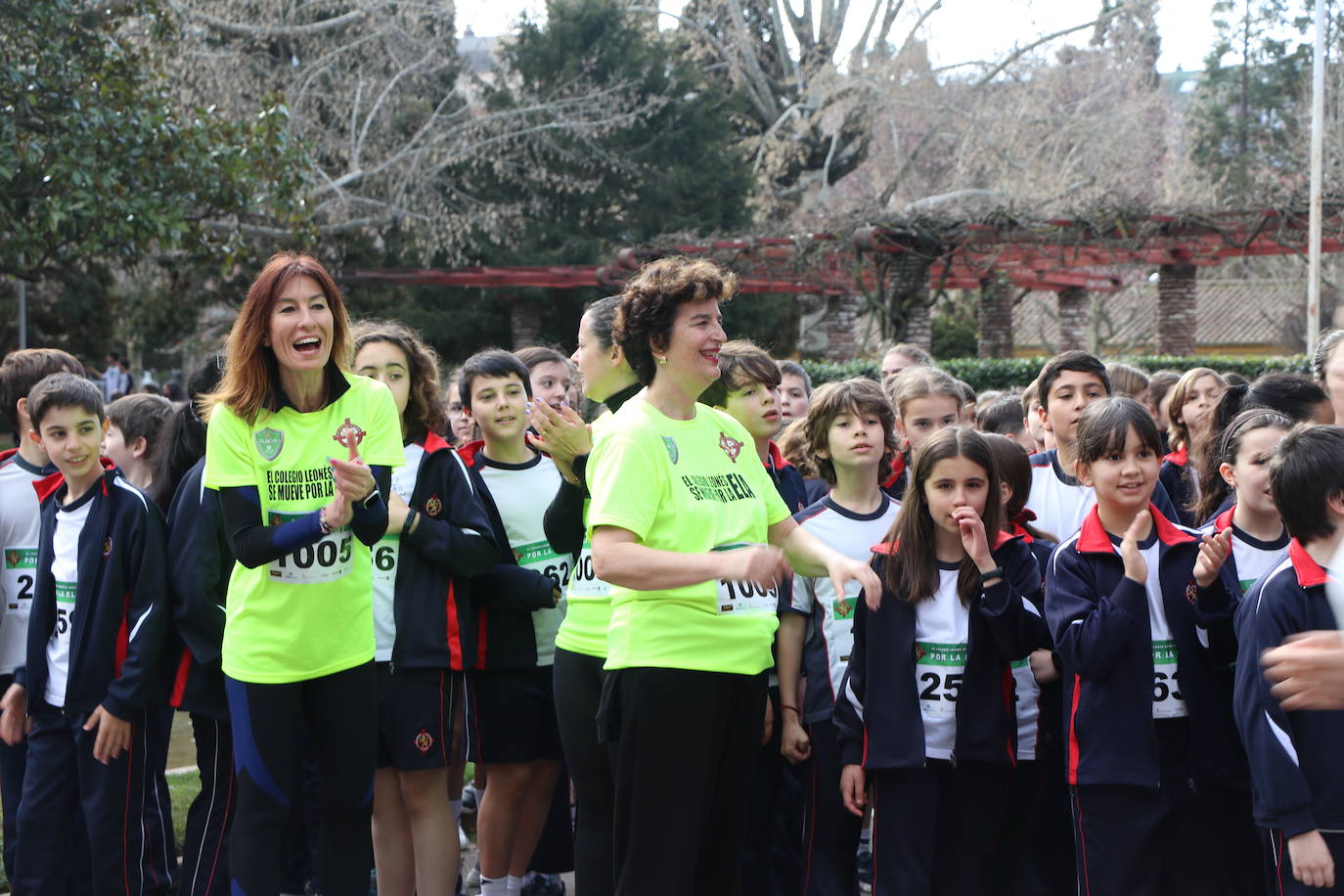 Más de un millar de alumnos del Colegio Leonés llenan de solidaridad el parque de los Reyes en una jornada para dar visibilidad a la Esclerosis Lateral Amiotrófica y reclamar investigacin | La carrera ha contado con la presencia de Urbano González, exalumno del centro y diagnosticado de ELA.