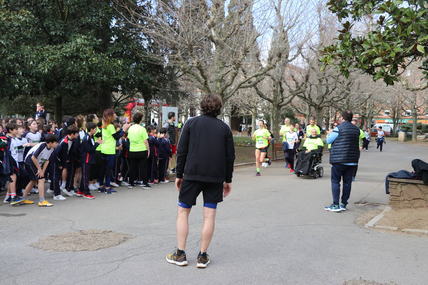 Más de un millar de alumnos del Colegio Leonés llenan de solidaridad el parque de los Reyes en una jornada para dar visibilidad a la Esclerosis Lateral Amiotrófica y reclamar investigacin | La carrera ha contado con la presencia de Urbano González, exalumno del centro y diagnosticado de ELA.