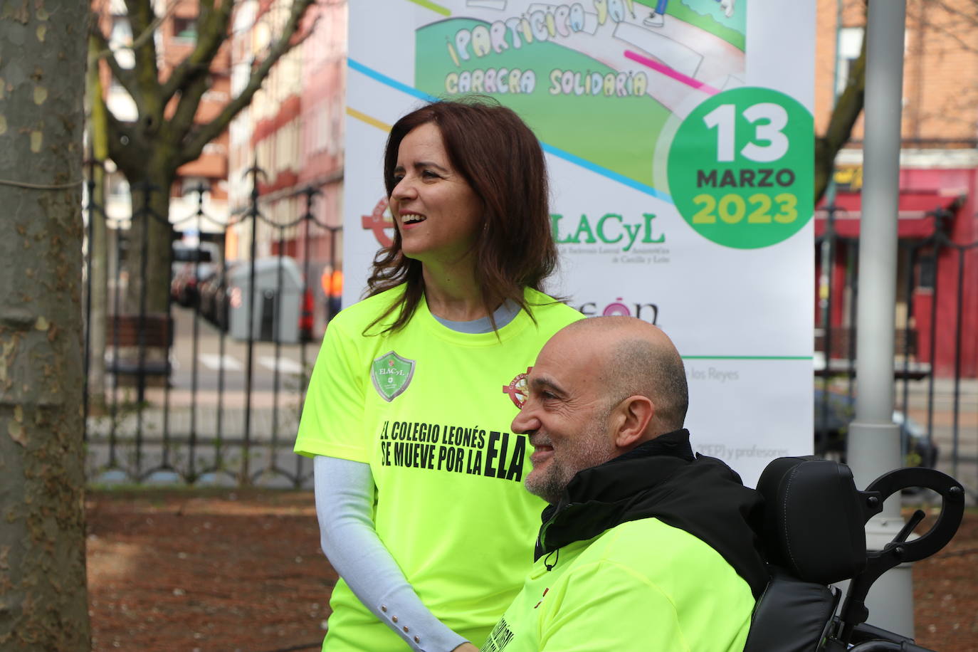 Más de un millar de alumnos del Colegio Leonés llenan de solidaridad el parque de los Reyes en una jornada para dar visibilidad a la Esclerosis Lateral Amiotrófica y reclamar investigacin | La carrera ha contado con la presencia de Urbano González, exalumno del centro y diagnosticado de ELA.