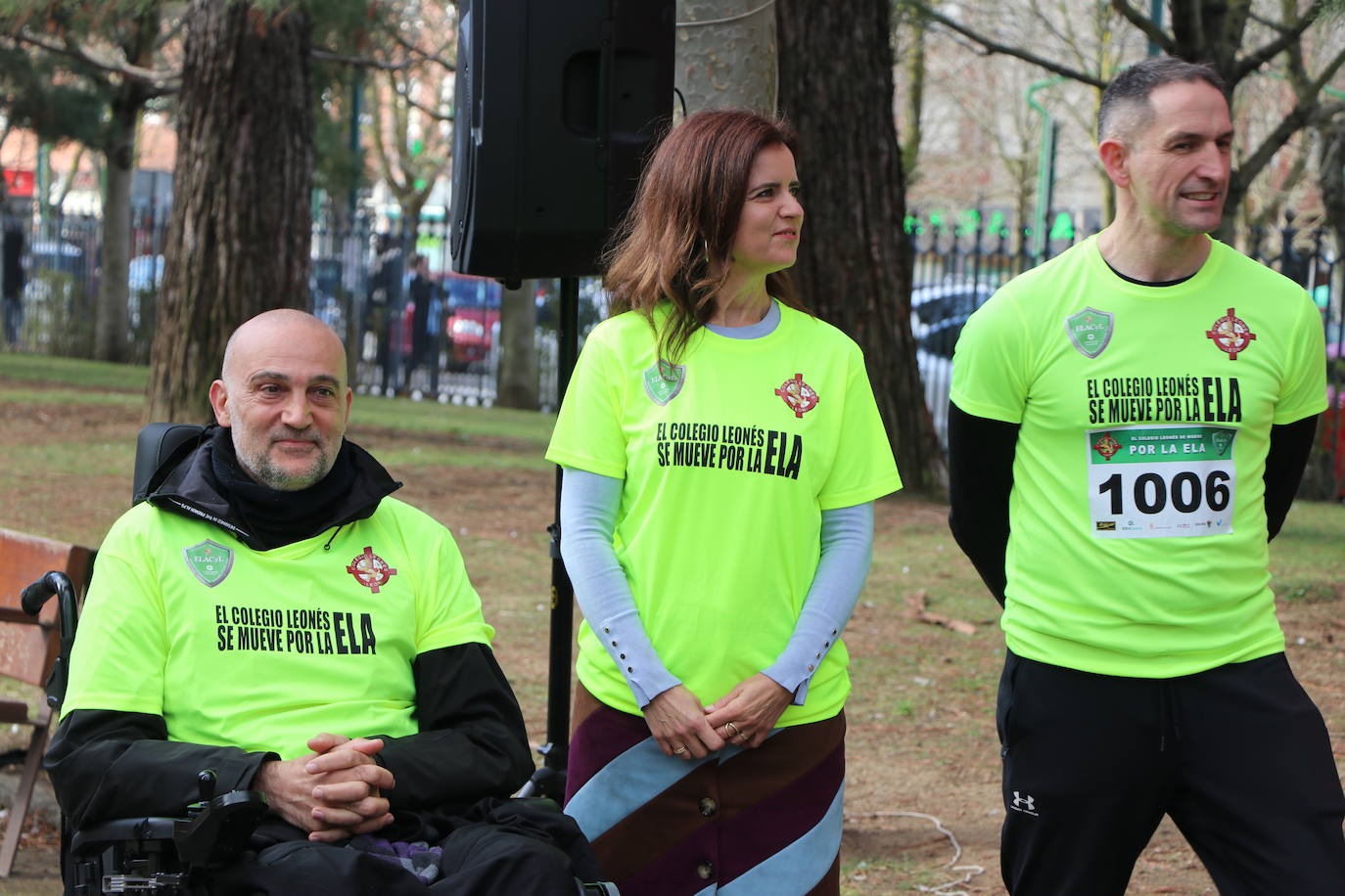 Más de un millar de alumnos del Colegio Leonés llenan de solidaridad el parque de los Reyes en una jornada para dar visibilidad a la Esclerosis Lateral Amiotrófica y reclamar investigacin | La carrera ha contado con la presencia de Urbano González, exalumno del centro y diagnosticado de ELA.