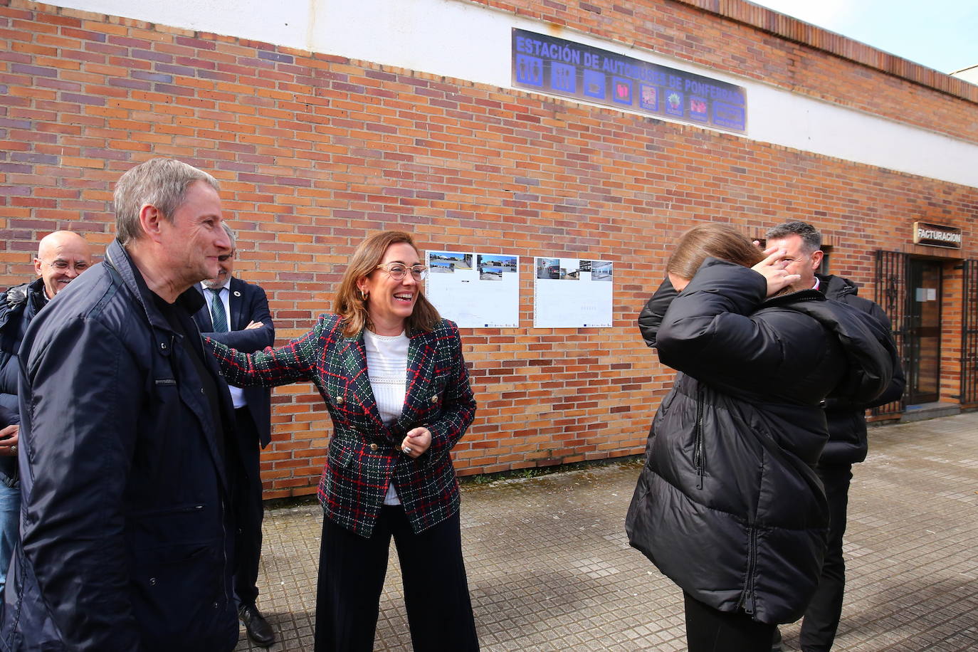 La consejera de Movilidad y Transformación Digital, María González Corral (C), junto a la directora general de Transportes y Logística, Laura Paredes (D), la delegada de la Junta en León, Ester Muñoz (4D), y el alcalde de Ponferrada, Olegario Ramón (2D), durante la visita a la estación de autobuses de Ponferrada.