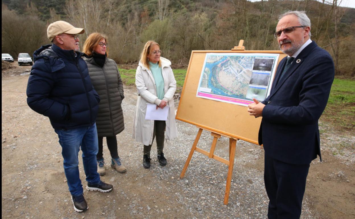 El alcalde junto a los concejales de Sostenibilidad Medioambiental e Infraestructuras, durante la visita a la obra.