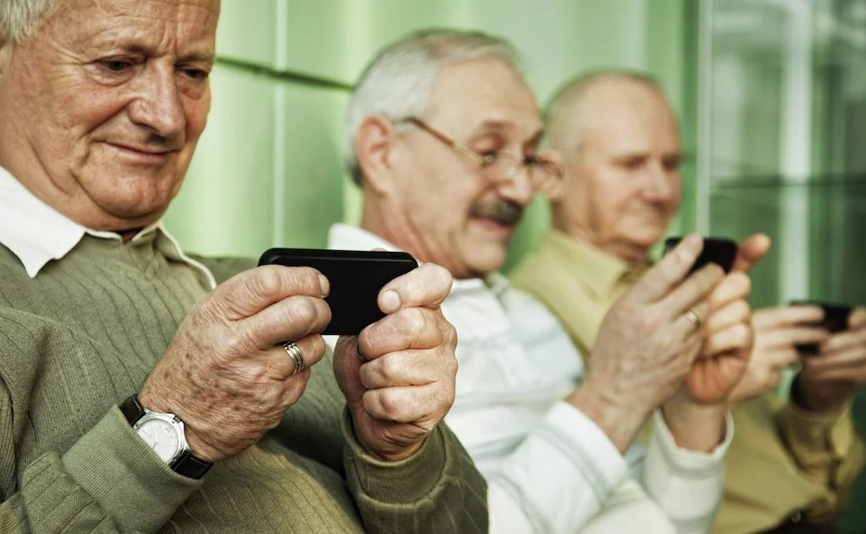 Cursos para que personas mayores aprendan a utilizar los smartphones