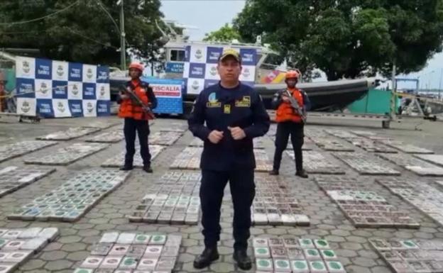 La Armada colombiana encuentra un narcosubmarino lleno de cocaina. 