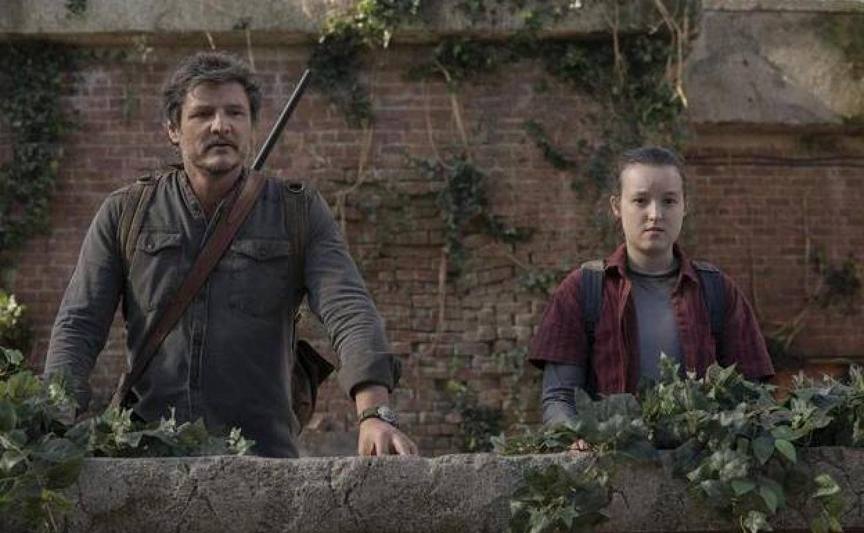 Pedro Pascal y Bella Ramsey, como Joel y Ellie, en un fotograma del último episodio de la temporada.