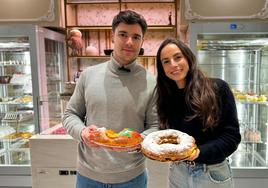 Álvaro Iglesias y Ana Beltrán en una de las pastelerías eslegidas para probar roscón.