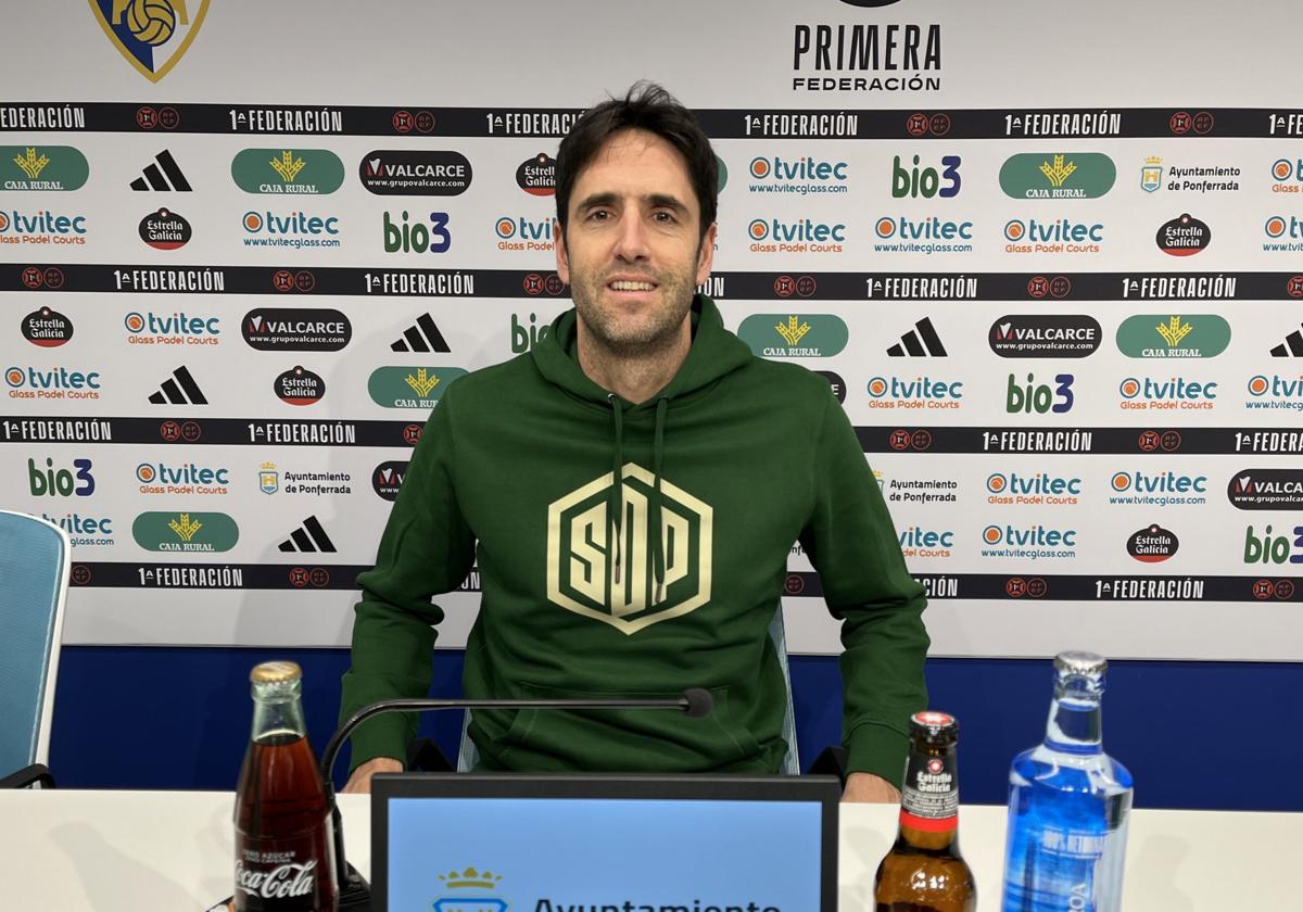 Íñigo Vélez, entrenador de la Deportiva, en la sala de prensa de El Toralín.