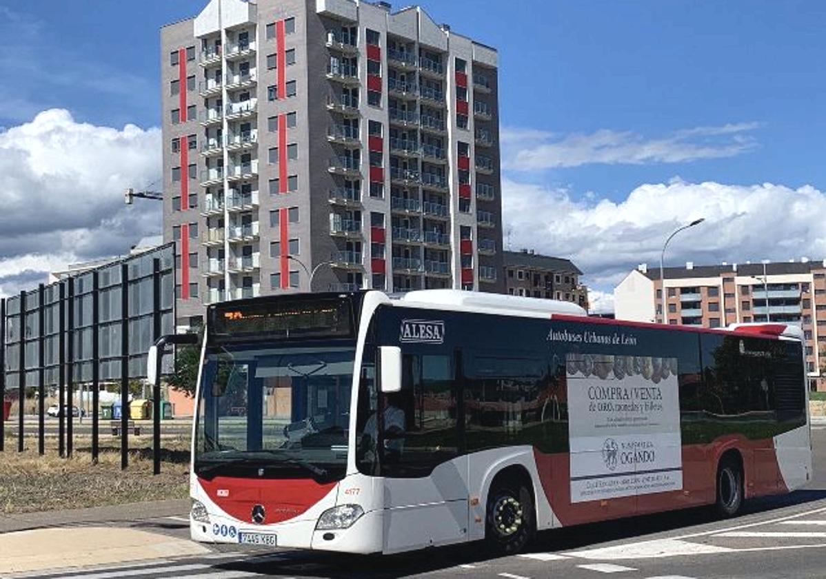 Imagen de archivo de una bus urbano de León.