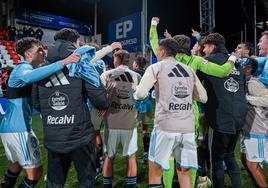 Los jugadores del Celta Fortuna celebran el triunfo de este martes en Lugo.