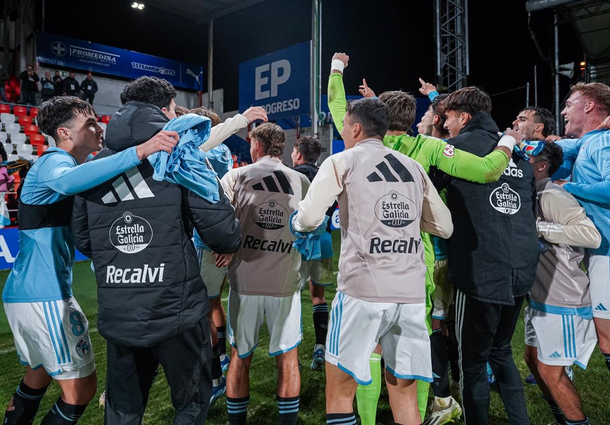 Los jugadores del Celta Fortuna celebran el triunfo de este martes en Lugo.