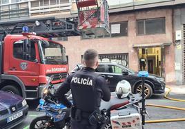 Bomberos de León trabajan en el edificio de Alfonso IX.