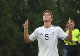 Eugenio, futbolista leonés en Estados Unidos, durante un partido con su equipo.