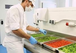 Preparación de productos en una cocina central.