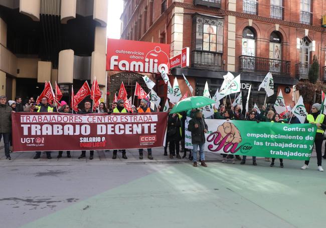 Concentración de los trabajadores del Centro Estrada.