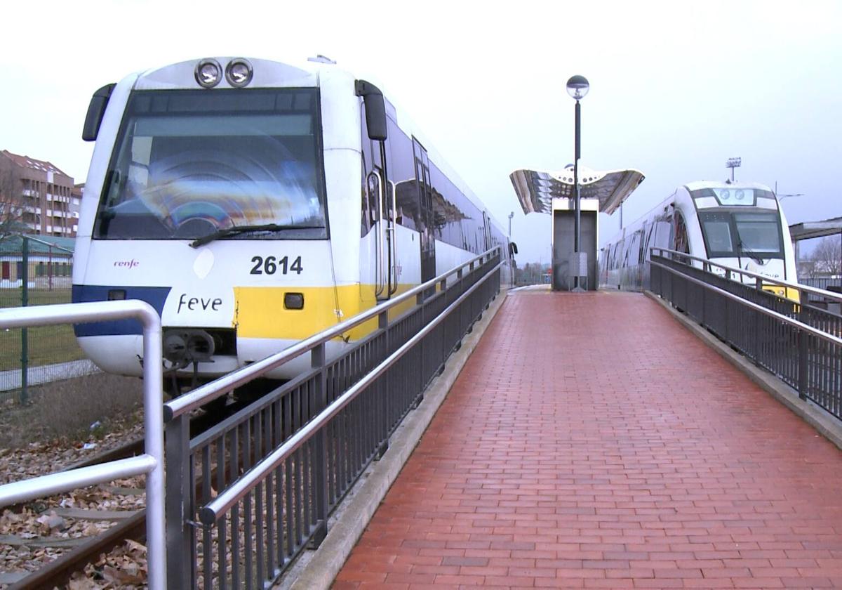 Los viajeros tienen que realizar un tramo en autobús hasta estación de Feve para disfrutar el transporte en ferrocarril.