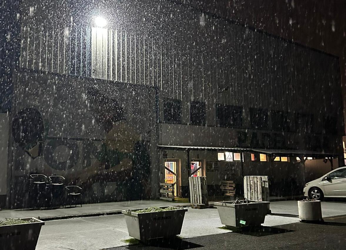 Imagen secundaria 1 - La nieve llega a Ponferrada