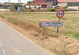 Acceso a la localidad de Santa Colomba de la Vega.