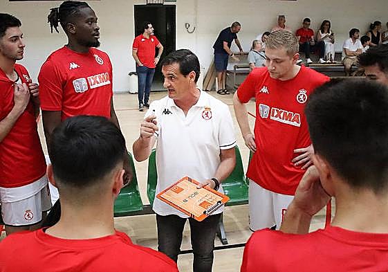 El entrenador de la Cultural, Luis Castillo, da instrucciones en un tiempo muerto.