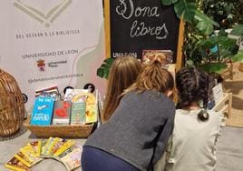 Tres niñas con algunos de los libros donados.