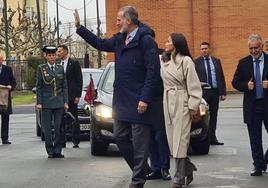 Los reyes saludan al público en su llegada al Gumersindo.