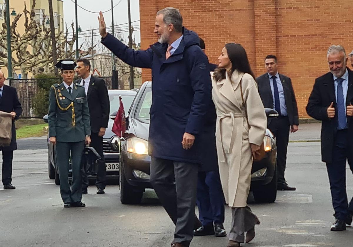 Los reyes saludan al público en su llegada al Gumersindo.